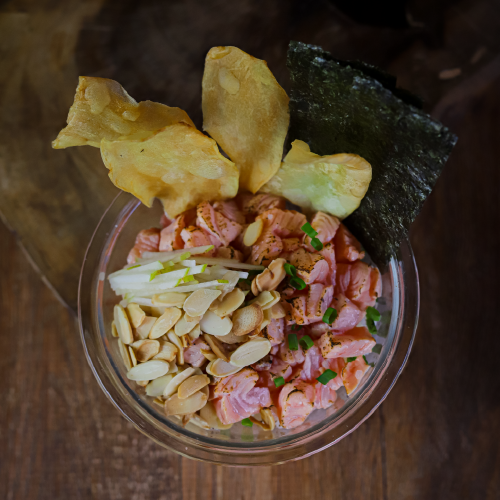 Poke de atum com salmão skin, kani, edamame e chips de batata-doce